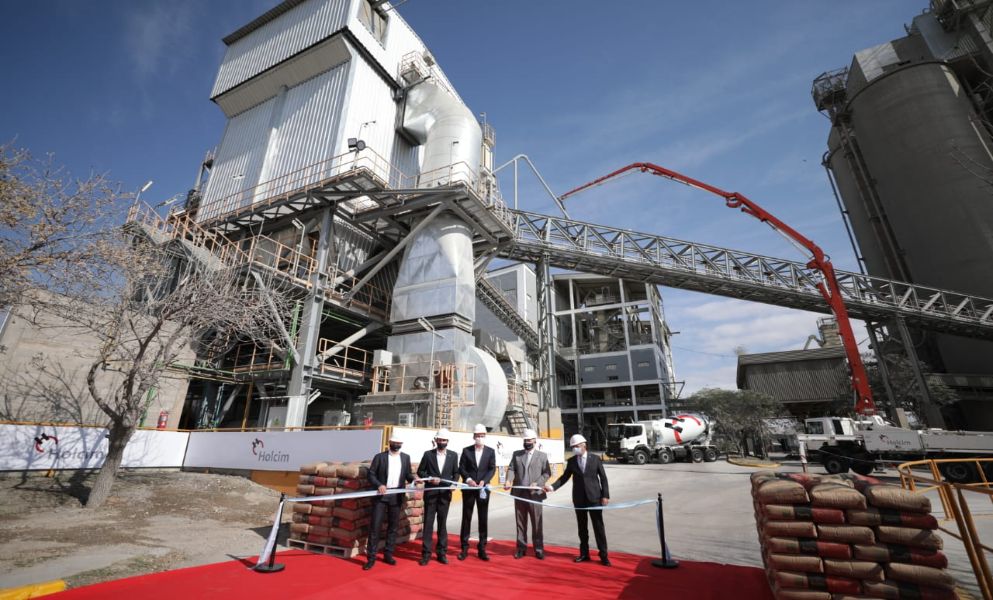 El vicegobernador participó de la puesta en marcha de una nueva línea integral de producción de cemento en Malagueño