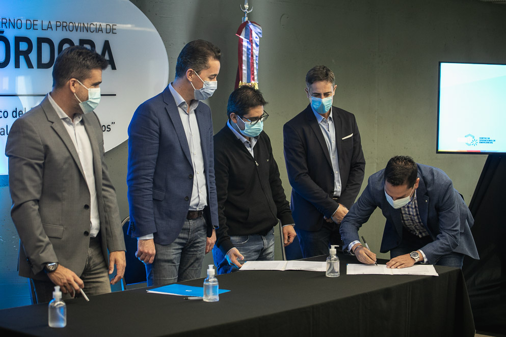 Calvo firmó convenios para obras de suministro de oxígeno en nueve hospitales municipales