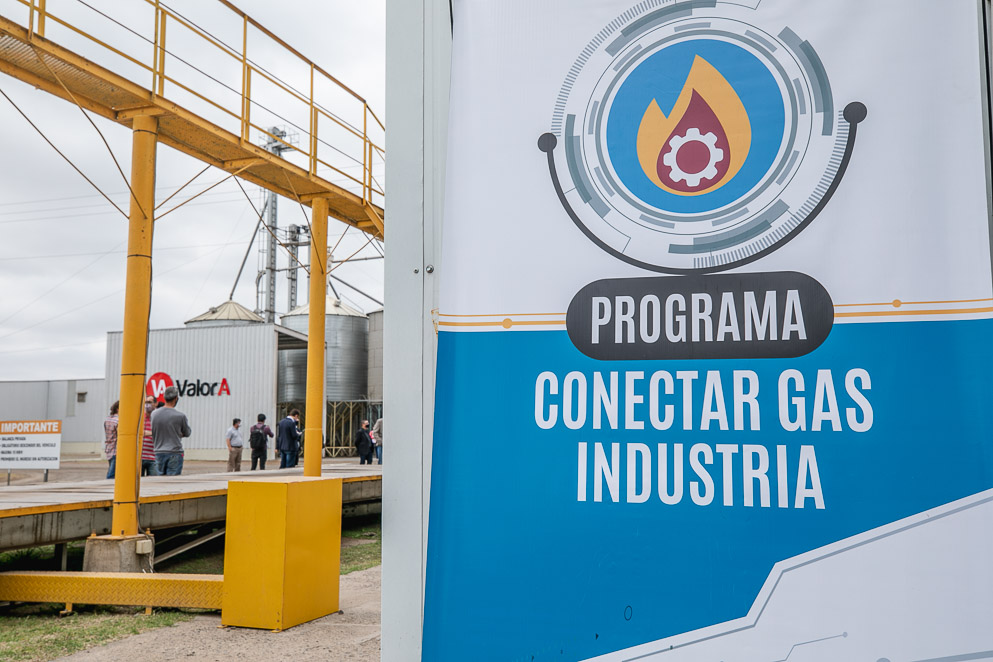 Schiaretti inauguró la conexión a la red de gas de la empresa 350