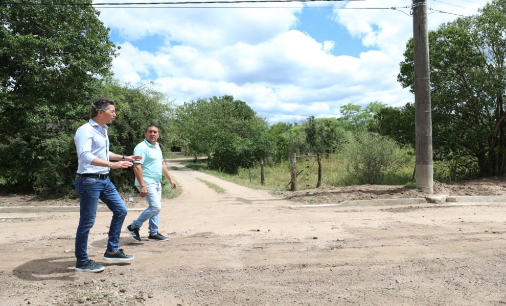 Manuel Calvo recorrió localidades del norte y entregó aportes