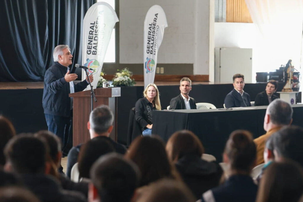 Llaryora anunció obras, viviendas y aportes a Camilo Aldao, General Baldissera y Colonia Barge