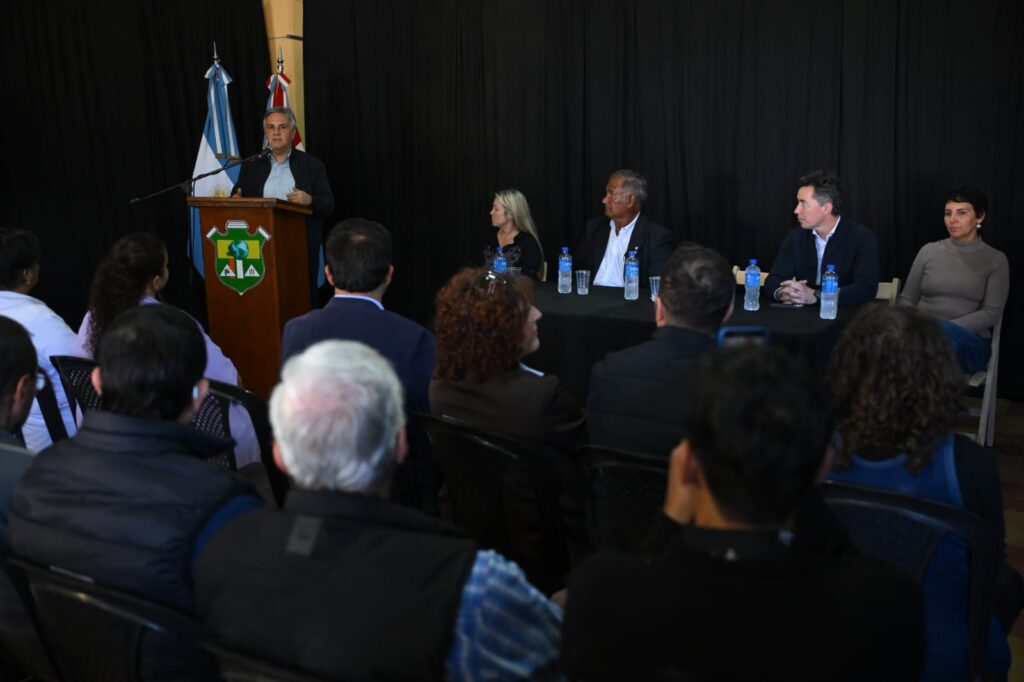 Llaryora anunció obras, viviendas y aportes a Camilo Aldao, General Baldissera y Colonia Barge