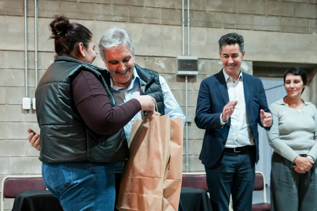 Llaryora anunció infraestructura habitacional, educativa y productiva en Las Varas, Sacanta y Villa San Esteban